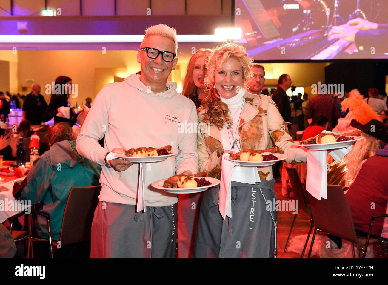 Sascha Lauterbach e Victoria Herrmann bei Frank Zanders 30. Weihnachtsfeier für Obdachlose und Bedürftige 2024 im Estrel Convention Center. Berlino, 21.12.2024 *** Sascha Lauterbach e Victoria Herrmann alla festa di Natale di Frank Zanders 30 per i senzatetto e i bisognosi 2024 all'Estrel Convention Center di Berlino, 21 12 2024 foto:Xn.xKubelkax/xFuturexImagex zander_4228 Foto Stock