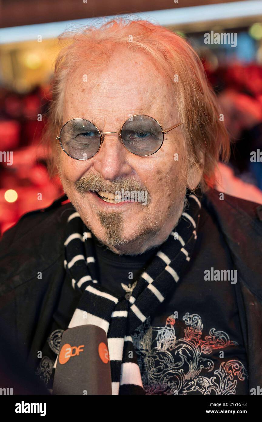 Frank Zander bei Frank Zanders 30. Weihnachtsfeier für Obdachlose und Bedürftige 2024 im Estrel Convention Center. Berlino, 21.12.2024 *** Frank Zander alla 30a festa di Natale per i senzatetto e i bisognosi 2024 all'Estrel Convention Center di Berlino, 21 12 2024 foto:XS.xZeitzx/xFuturexImagex zander_4268 Foto Stock