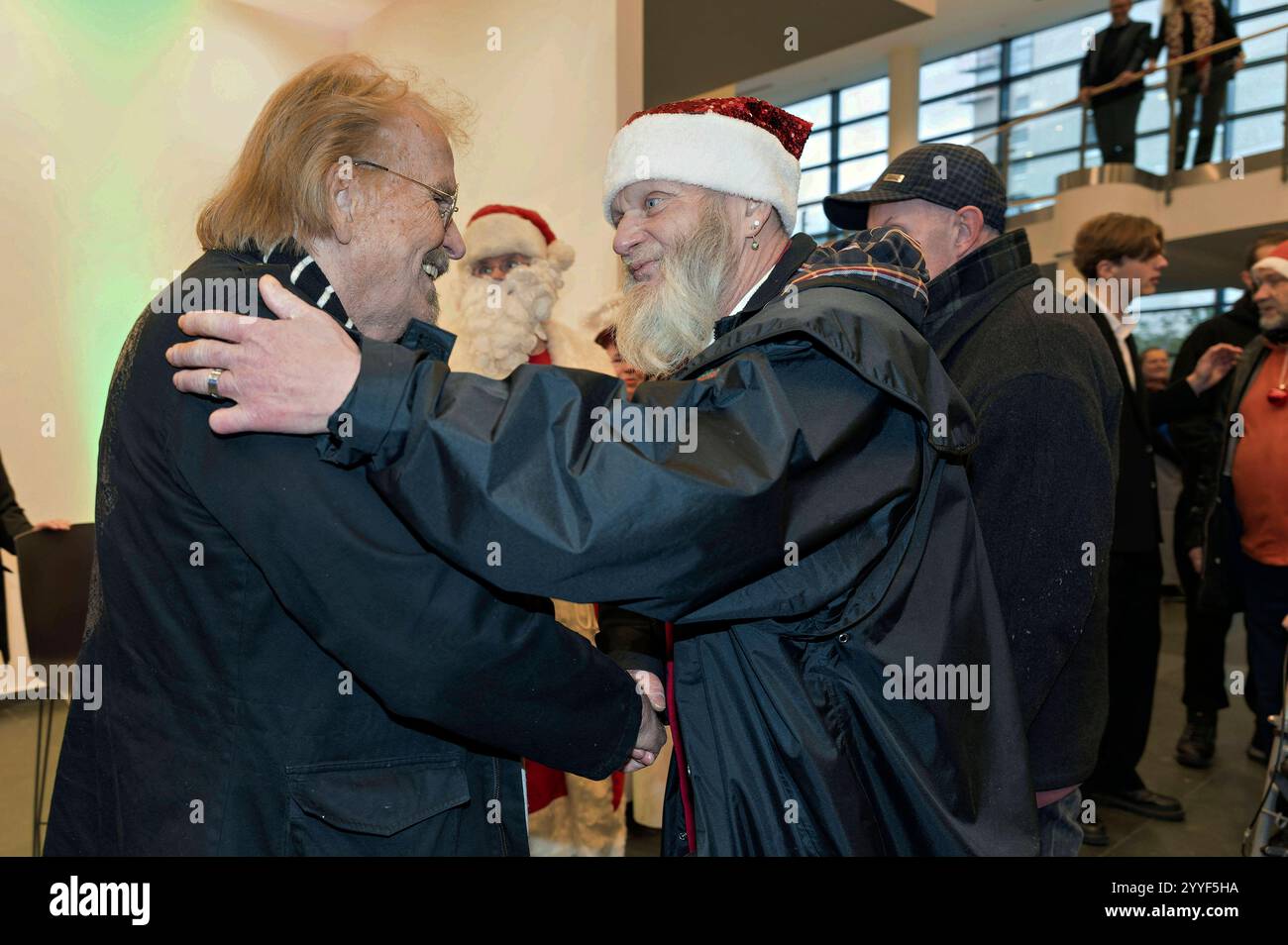 Frank Zander bei Frank Zanders 30. Weihnachtsfeier für Obdachlose und Bedürftige 2024 im Estrel Convention Center. Berlino, 21.12.2024 *** Frank Zander alla 30a festa di Natale per i senzatetto e i bisognosi 2024 all'Estrel Convention Center di Berlino, 21 12 2024 foto:XS.xZeitzx/xFuturexImagex zander_4260 Foto Stock
