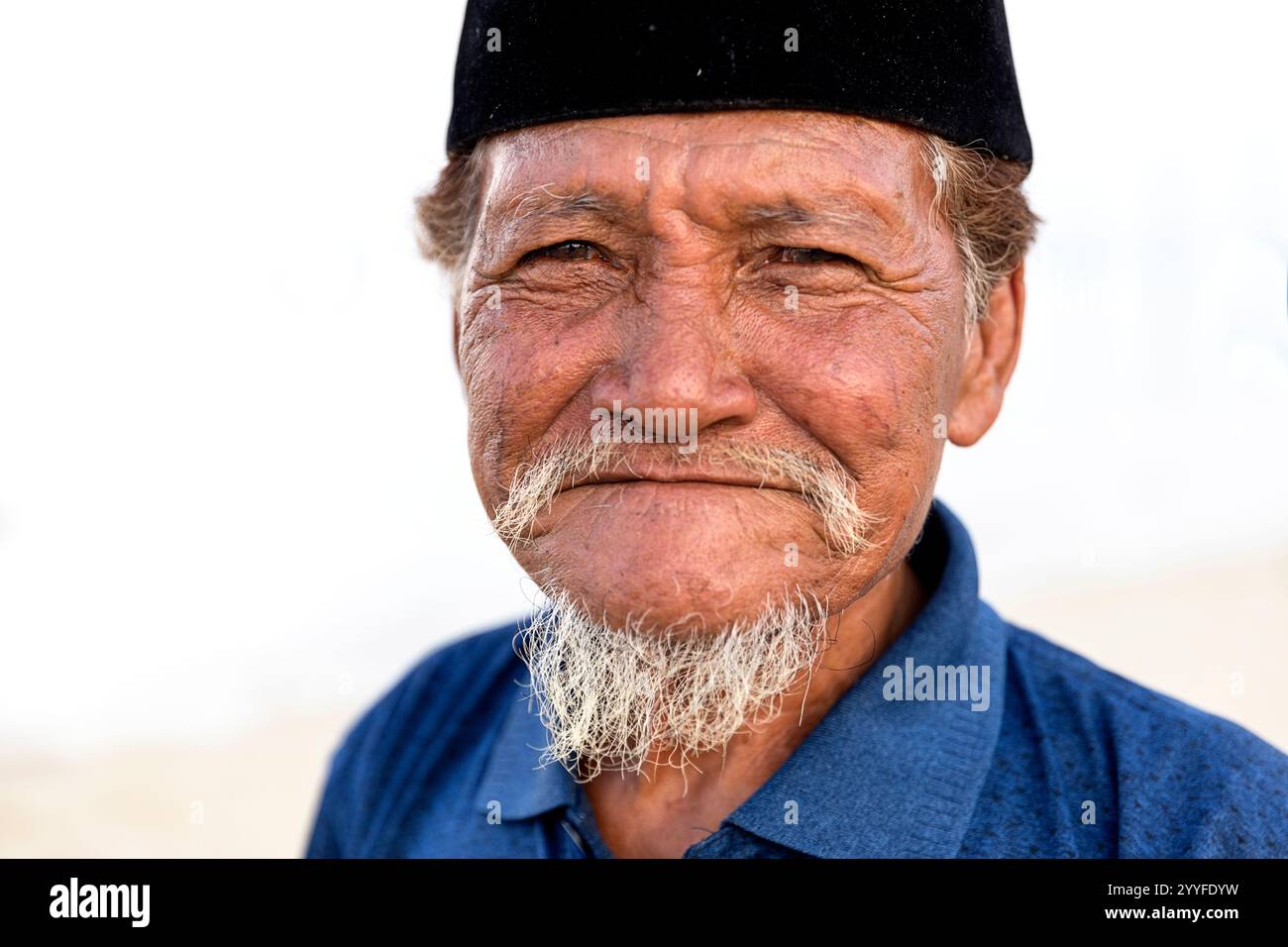 Ritratto dell'uomo bajau con un cappello tradizionale in un piccolo villaggio in mezzo a un mare vicino a Sulawesi, Indonesia Foto Stock
