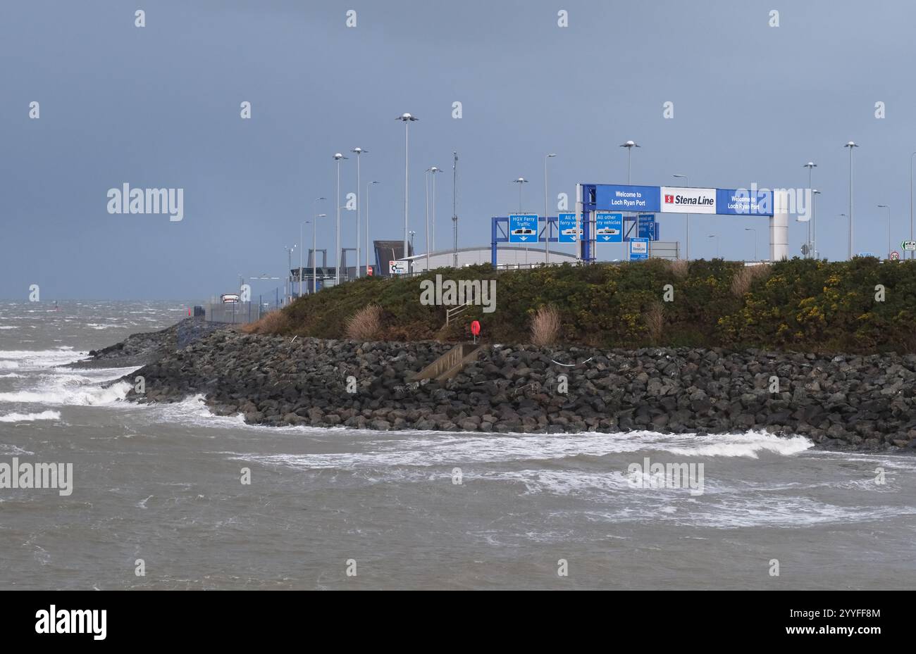 Cairnryan, Stranraer, Galloway, Scozia - domenica 22 dicembre 2024 - Meteo britannico - i servizi di traghetto tra Cairnryan Scozia e Larne e Belfast in Irlanda del Nord sono stati annullati a causa dei forti venti e delle avverse condizioni meteorologiche lungo la costa occidentale della Scozia, causando ritardi e incertezze nel viaggio fino a Natale per i passeggeri delle vacanze e per il traffico di camion HGV. Foto Steven May / Alamy Live News Foto Stock