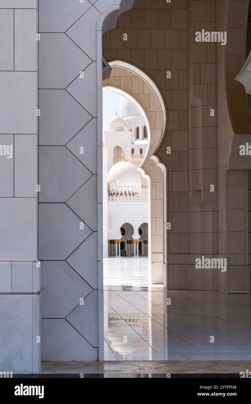 Abu Dhabi, Emirati Arabi Uniti - 15 marzo 2023: Particolare della spettacolare grande Moschea dello sceicco Zayed durante una giornata di sole Foto Stock
