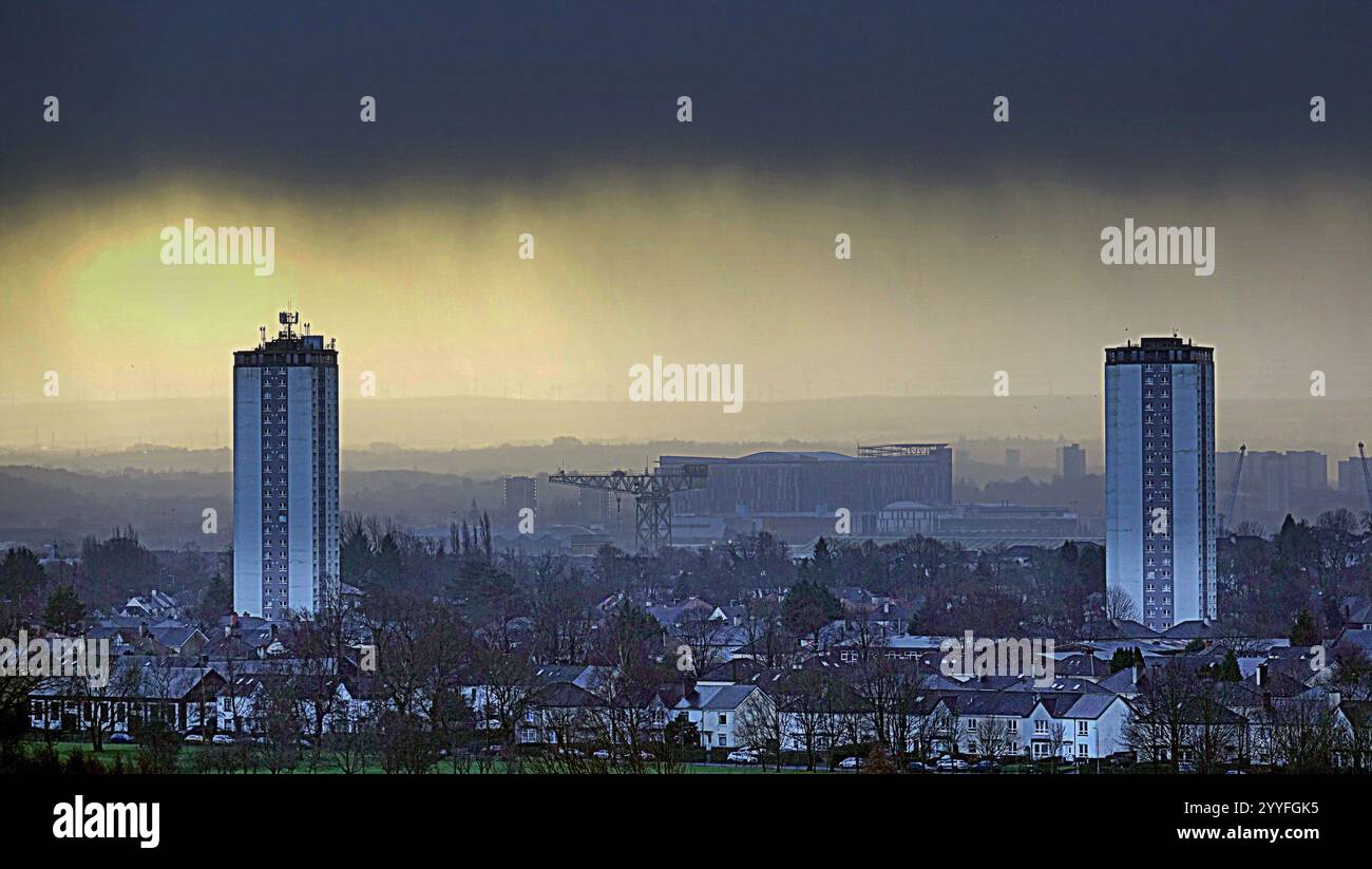 Glasgow, Scozia, Regno Unito. 22 dicembre 2024. Meteo nel Regno Unito: Pioggia e nuvole scure sulla città indicano il maltempo natalizio. Sopra le torri di scotstoun e l'ospedale Queen elizabeth a govan. Credit Gerard Ferry/Alamy Live News Foto Stock