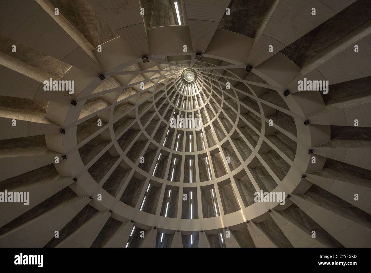 SIRACUSA, 21 GIUGNO 2023 - la cupola interna della Basilica della Madonna delle lacrime a Siracusa, Sicilia, Italia Foto Stock