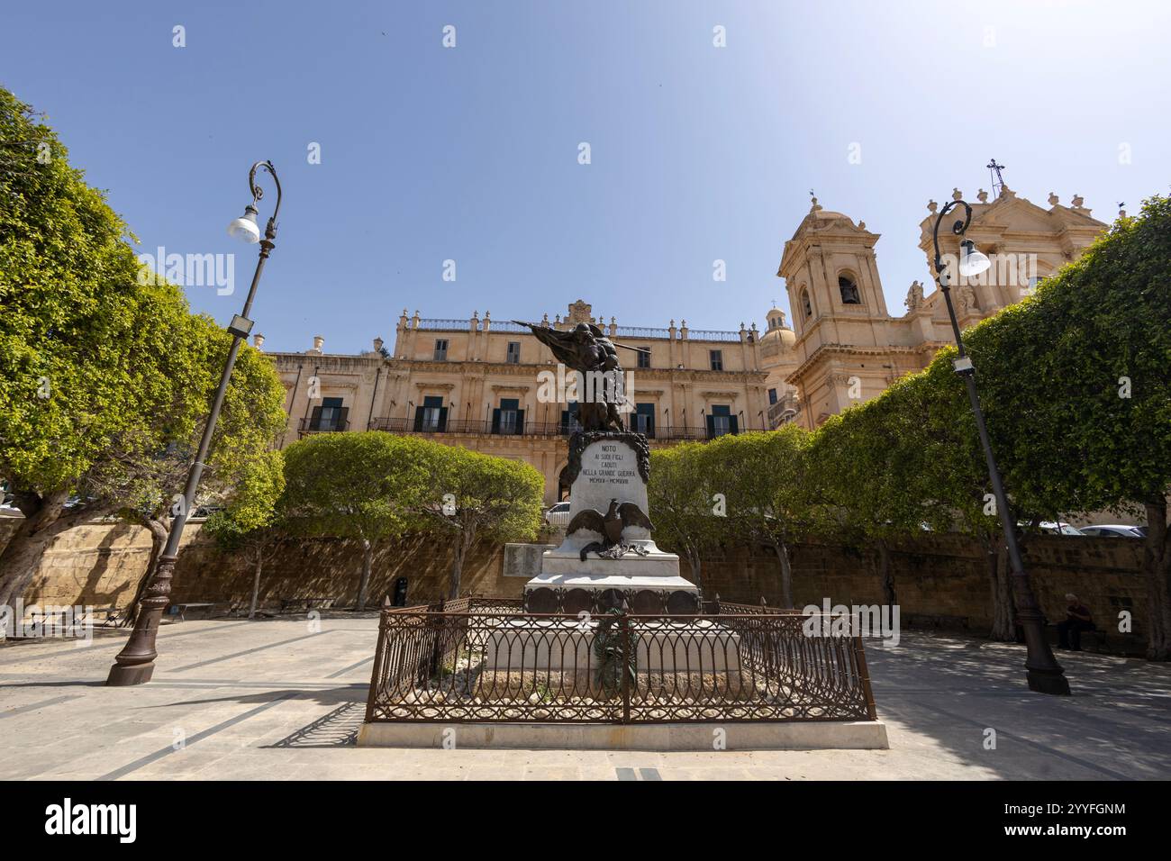 NOTO, ITALIA, 22 GIUGNO 2023 - il monumento ai caduti della prima guerra mondiale nel centro storico di noto, provincia di Siracusa, Sicilia, Italia Foto Stock