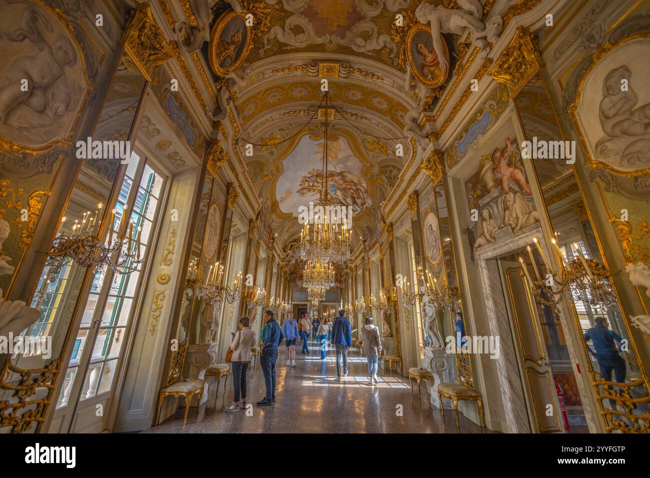 GENOVA, ITALIA, 7 APRILE 2024 - sala degli specchi nel Palazzo reale di Genova, Italia Foto Stock