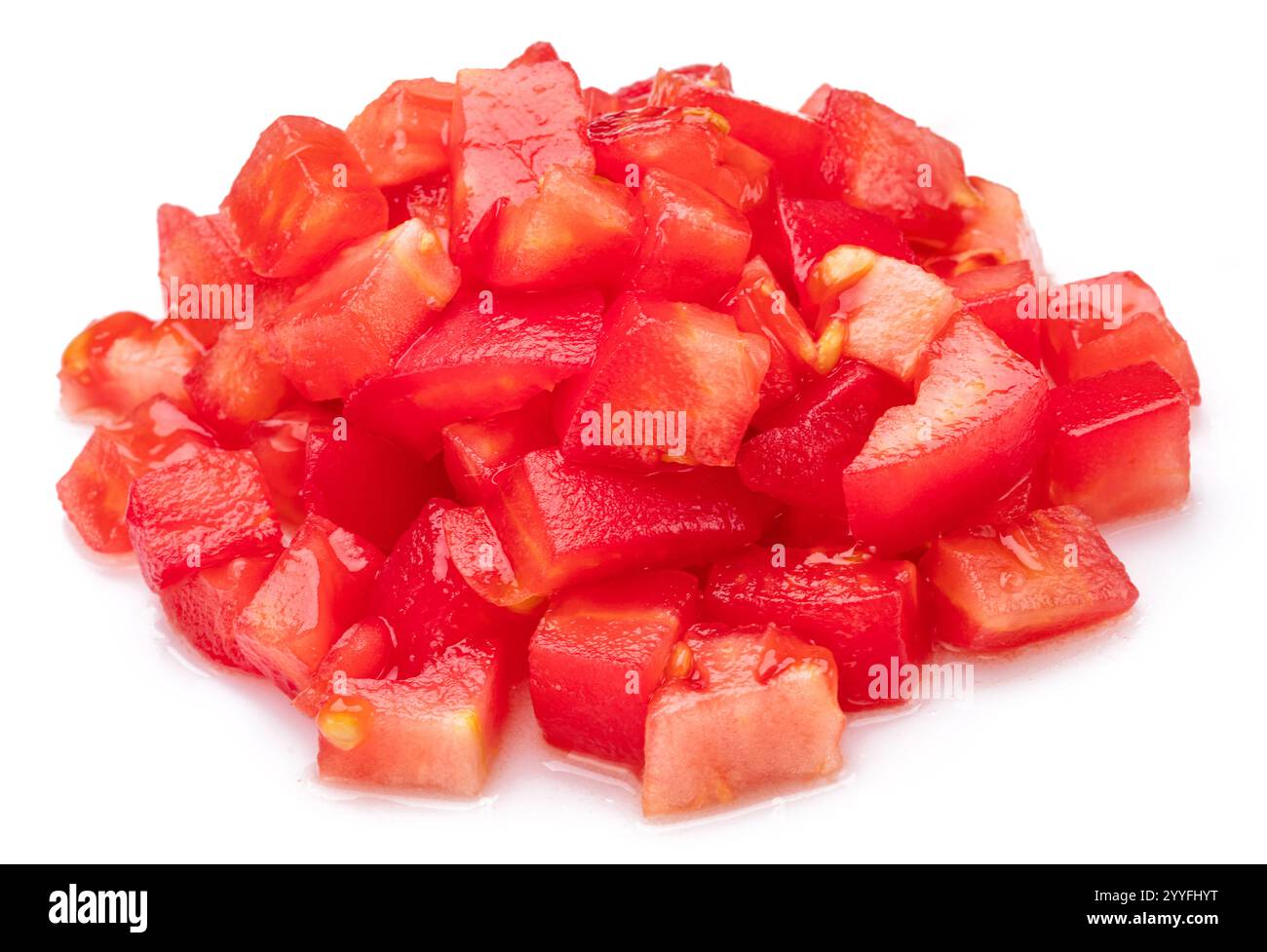 Pomodori freschi sbucciati e tagliati a dadini isolati su sfondo bianco. Scatto macro. Foto Stock