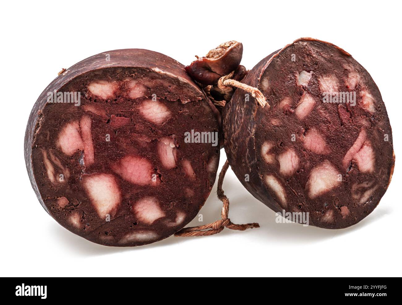 Sezione trasversale tagliata di salsiccia di sangue isolata su sfondo bianco. Foto Stock