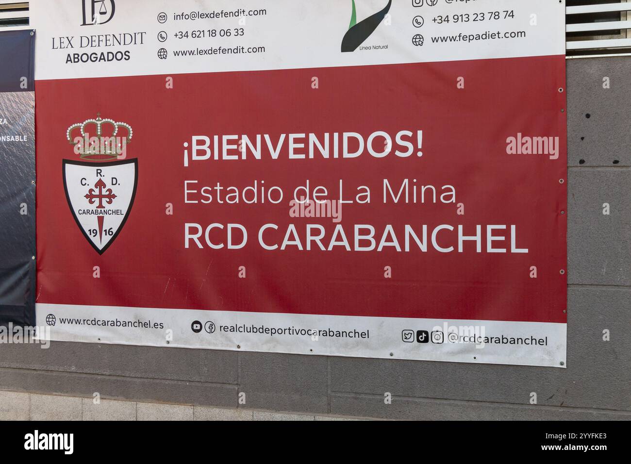 stadio del Real Club Deportivo Carabanchel nell'omonimo quartiere di Madrid, dove si possono vedere le tribune, il palo con i locali del club Foto Stock
