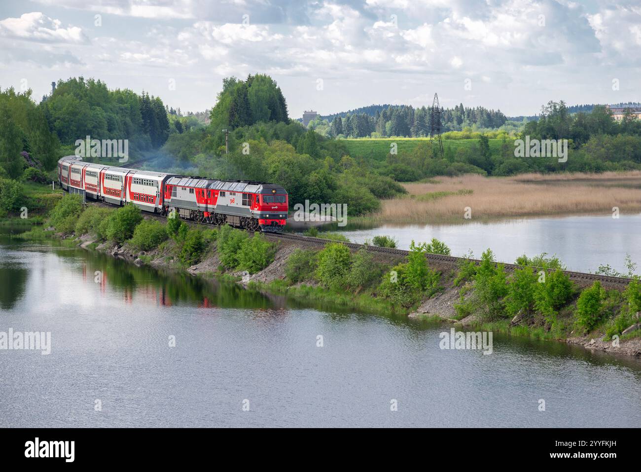 CARELIA, RUSSIA - 11 GIUGNO 2022: Treno passeggeri a due piani sulla diga del lago. Carelia, Russia Foto Stock