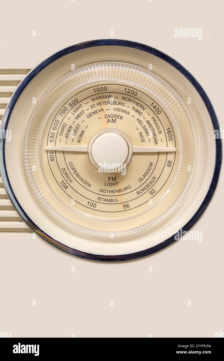 Sintonizzatore radio vintage retro con selezione di sottofondo con frequenze AM e fm. Concetto di apparecchiature retroelettriche Foto Stock