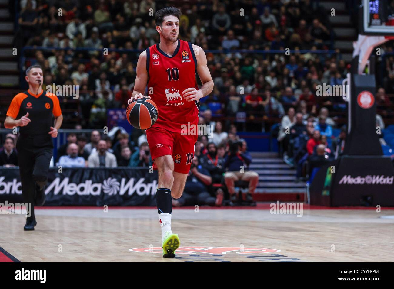 Leandro Bolmaro #10 di EA7 Emporio Armani Milan visto in azione durante la partita del 17° round della stagione regolare di Turkish Airlines EuroLeague 2024/25 tra EA7 Emporio Armani Milan e FC Bayern Monaco all'Unipol Forum. Punteggio finale EA7 Emporio Armani Milano 78 | 79 FC Bayern Monaco Foto Stock