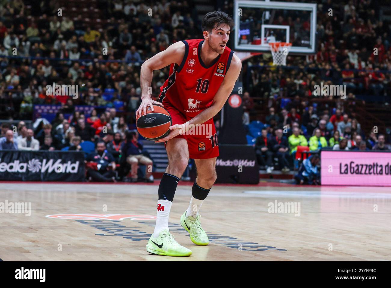 Leandro Bolmaro #10 di EA7 Emporio Armani Milan visto in azione durante la partita del 17° round della stagione regolare di Turkish Airlines EuroLeague 2024/25 tra EA7 Emporio Armani Milan e FC Bayern Monaco all'Unipol Forum. Punteggio finale EA7 Emporio Armani Milano 78 | 79 FC Bayern Monaco Foto Stock