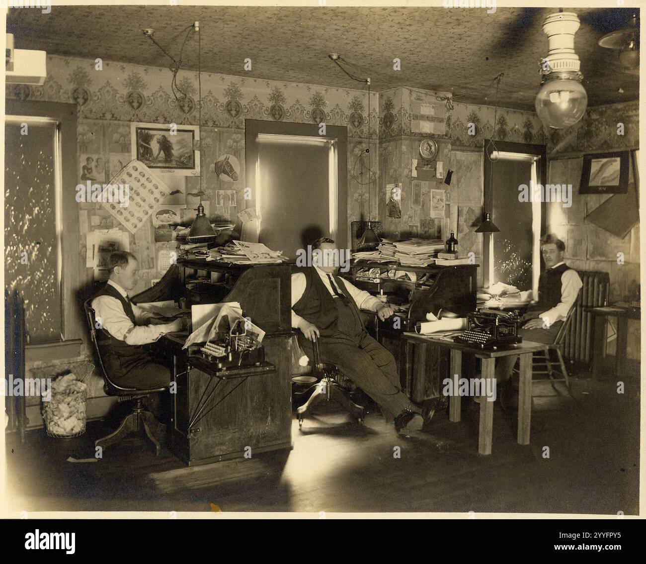 Tyomies, redazione, Hancock, Michigan, CA. 1910 (include Leo Mattson). Giornale d'epoca Newsroom Fotografia degli archivi di Työmies intorno al 1910 Foto Stock