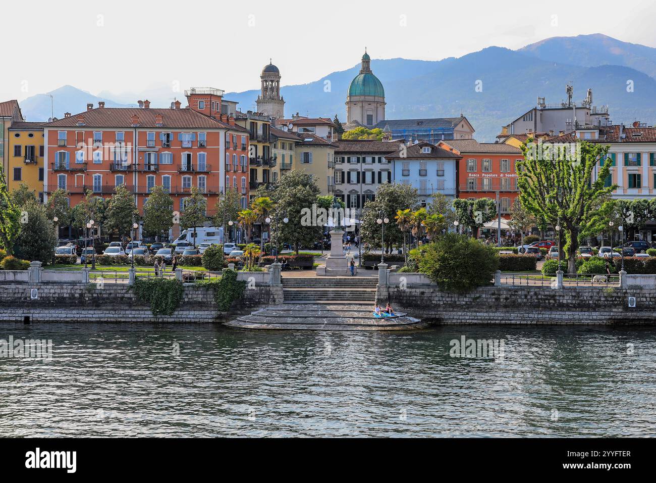 La statua di Vittorio Emanuele II, il primo re di un'Italia unita, sul lungomare di Intra, Verbania, Lago maggiore, Italia, Europa Foto Stock