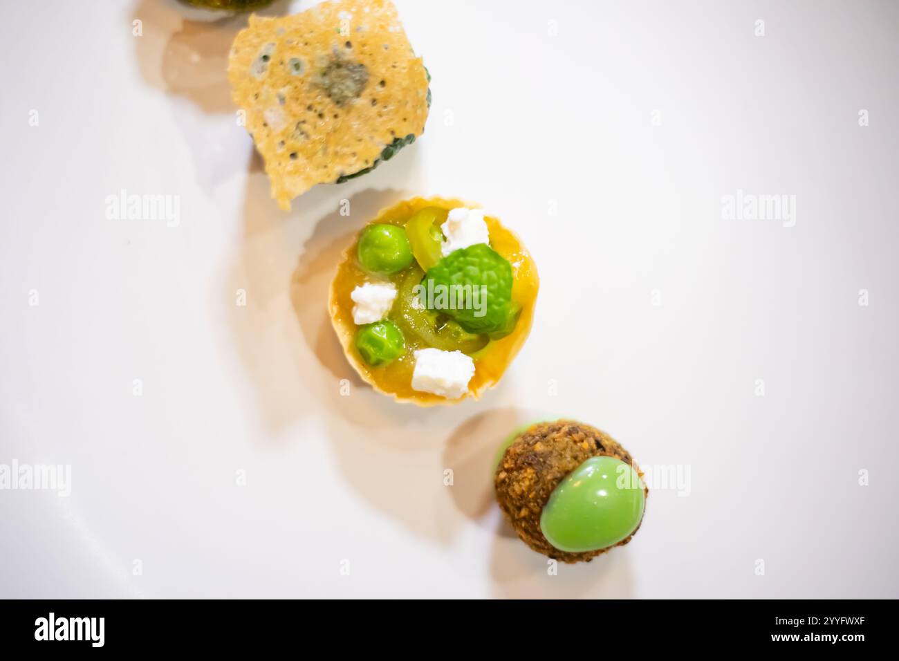 Antipasti leggeri eleganti disposti su un piatto, piatto squisito, cucina creativa Foto Stock