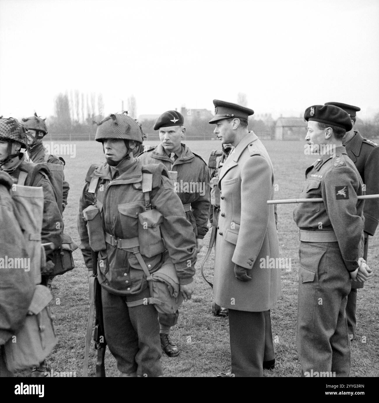 SECONDA GUERRA MONDIALE - Re Giorgio vi ispeziona i paracadutisti della 6th Airborne Division, 16 marzo 1944 - fotografo ufficiale dell'Ufficio della Guerra, Sgt Rooke Foto Stock