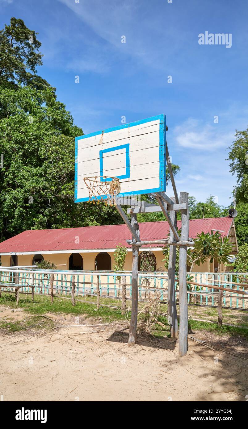 Un campo da basket sulla sabbia su una piccola isola delle Filippine. Foto Stock