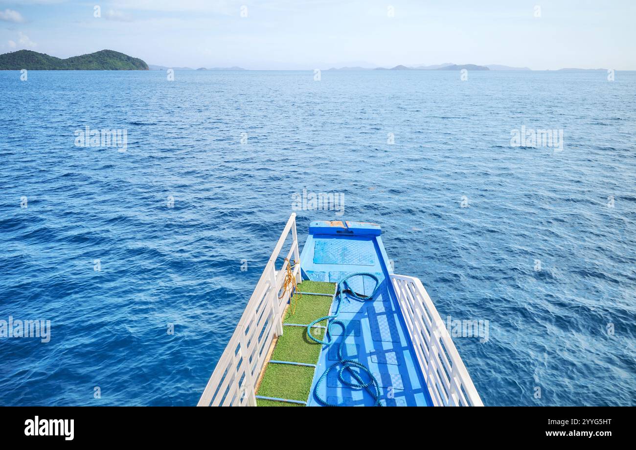 La prua di una nave che salpa per l'isola di Coron, Filippine. Foto Stock