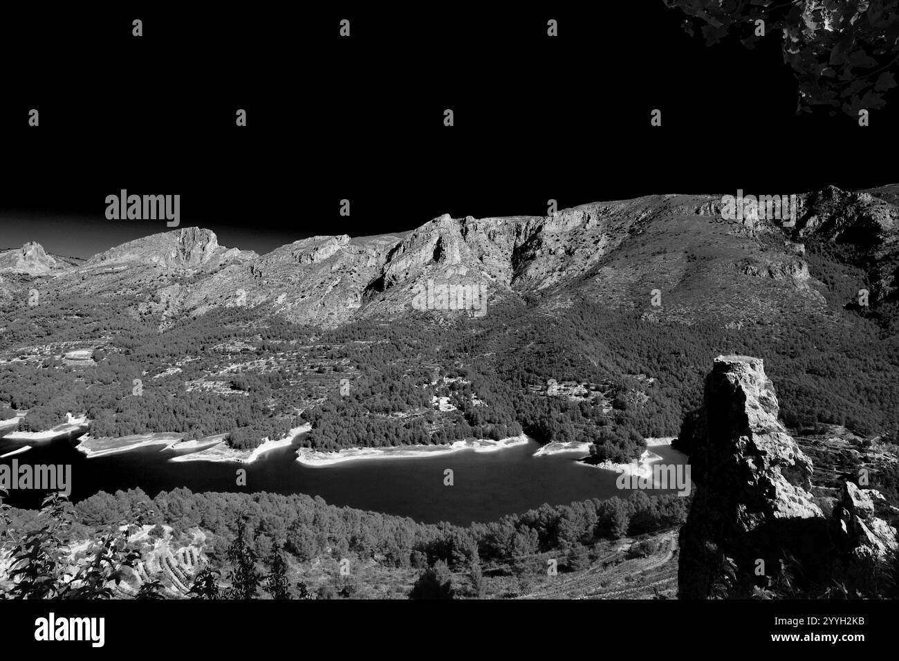 Vista panoramica sul bacino idrico nel villaggio montano di Guadalest, provincia di Valencia, Spagna, Europa Foto Stock