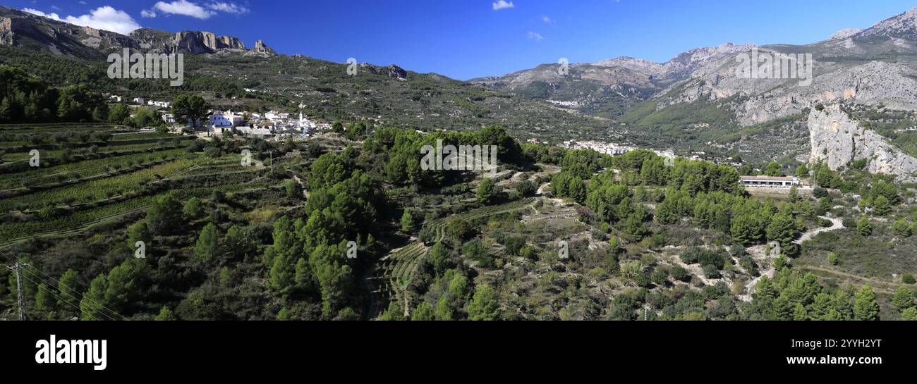 Vista panoramica sulle montagne che circondano la valle del Guadalest, la provincia di Valencia, la Spagna e l'Europa Foto Stock