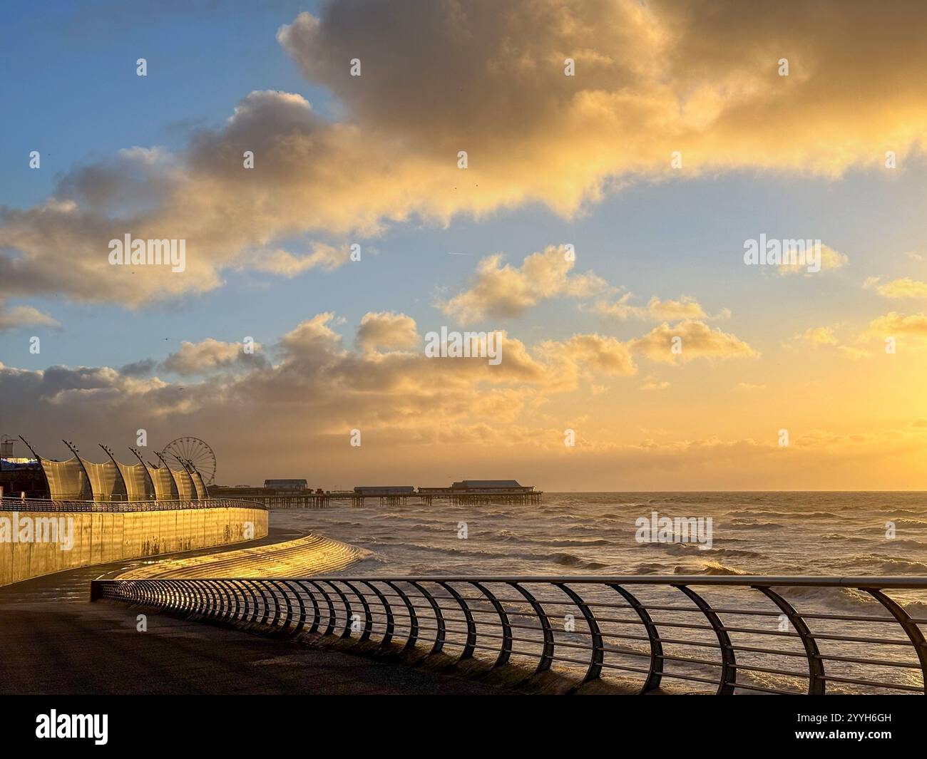 Blackpool Central Pier dalla passeggiata illuminata dalla luce solare invernale serale Foto Stock