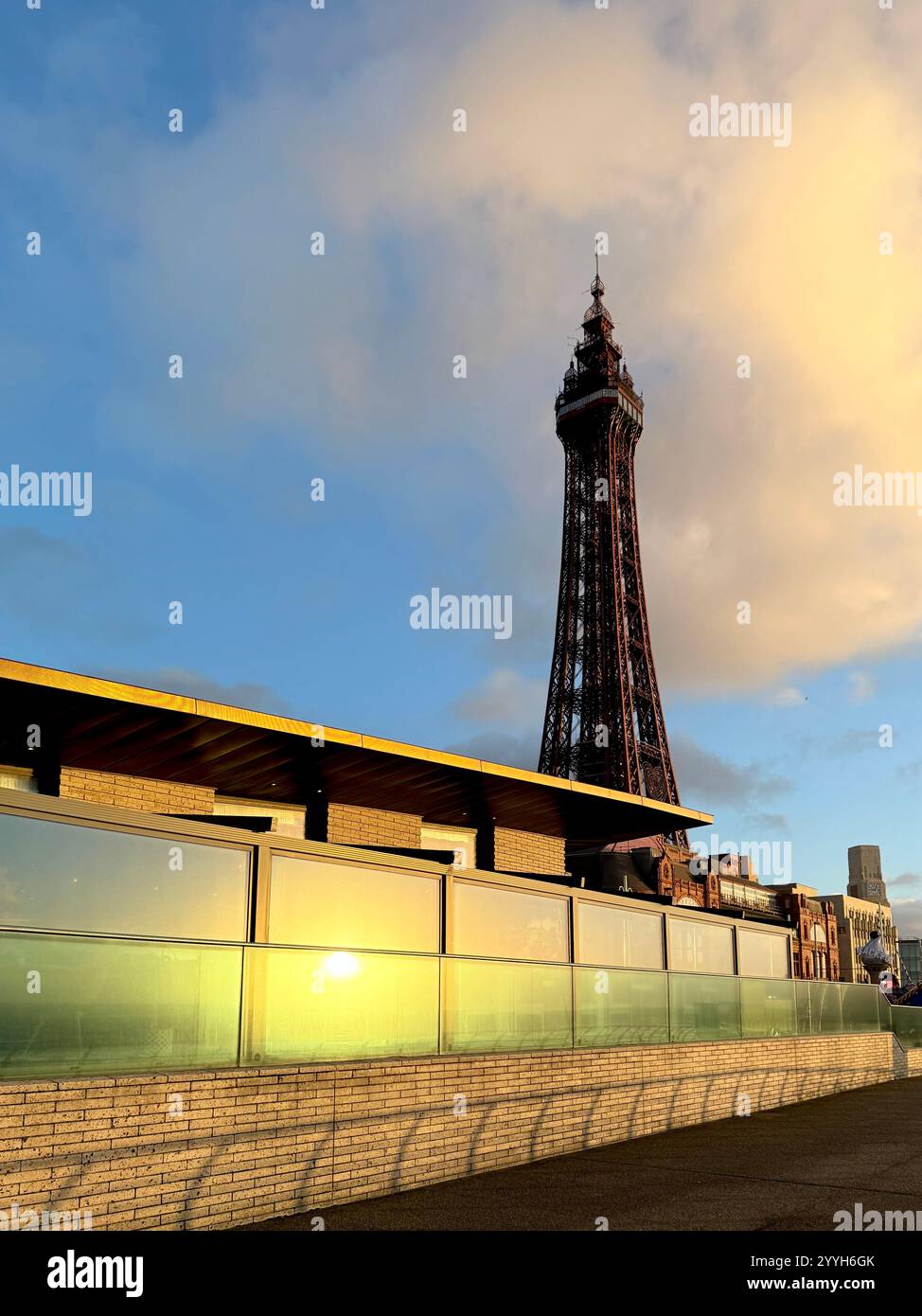Blackpool Tower da North Promenade nel tardo pomeriggio con luce invernale. Foto Stock