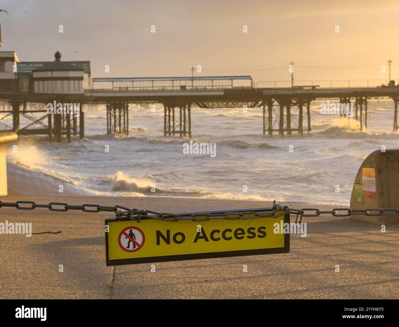 Non c'è alcun cartello di accesso all'alta marea sulla passeggiata di Blackpool in una giornata ventosa con il molo nord sullo sfondo - Immagine stock catturata con smartphone