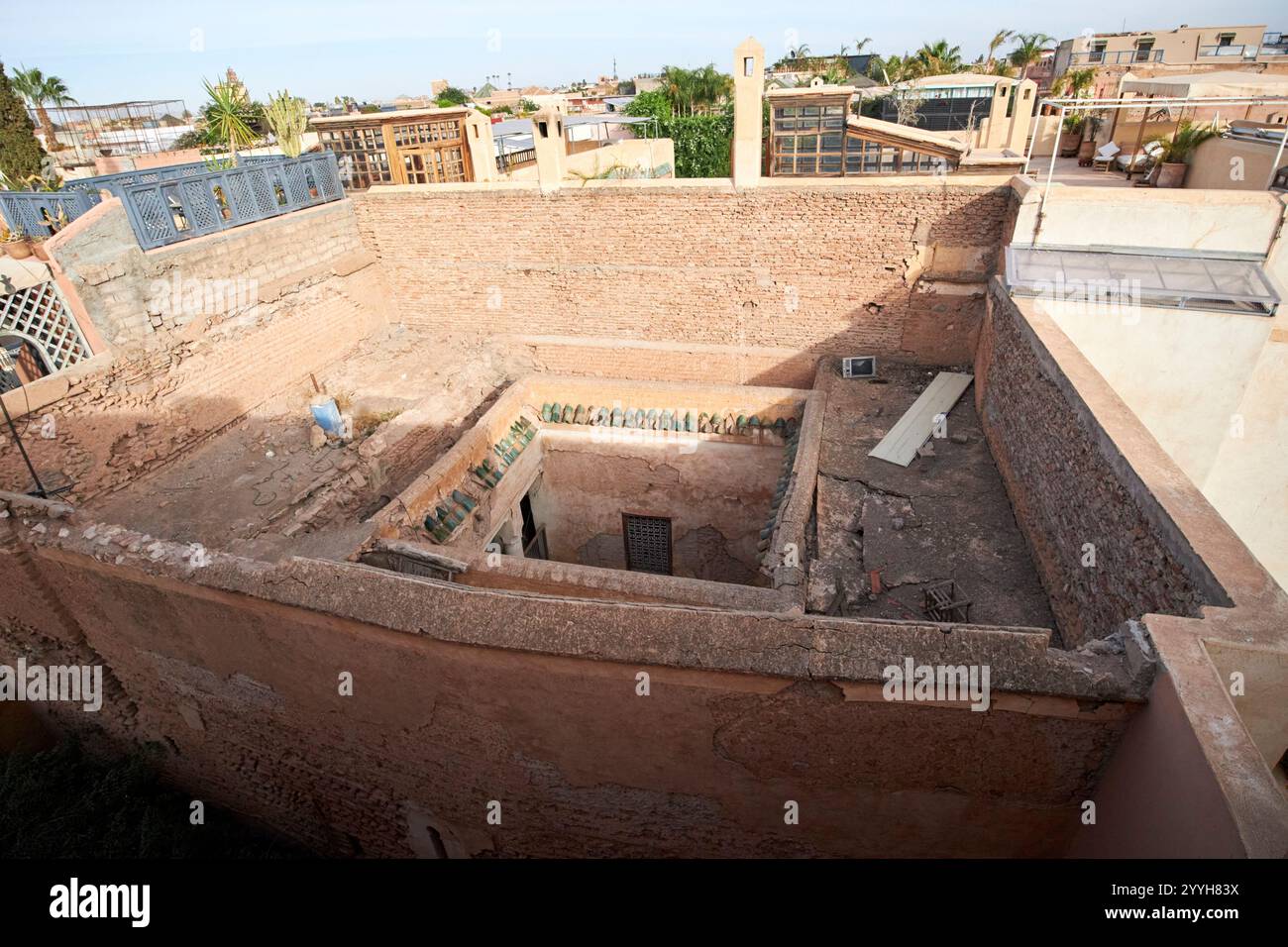 vecchio riad rovinato nella medina di marrakech, in marocco Foto Stock