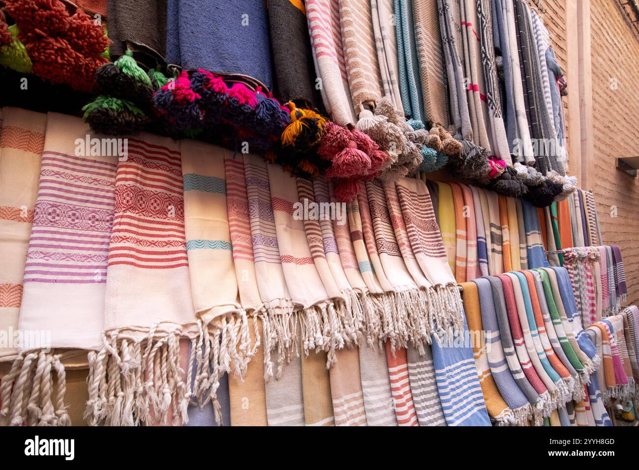 coperte marocchine tessuti in vendita nella medina di marrakech, marocco Foto Stock