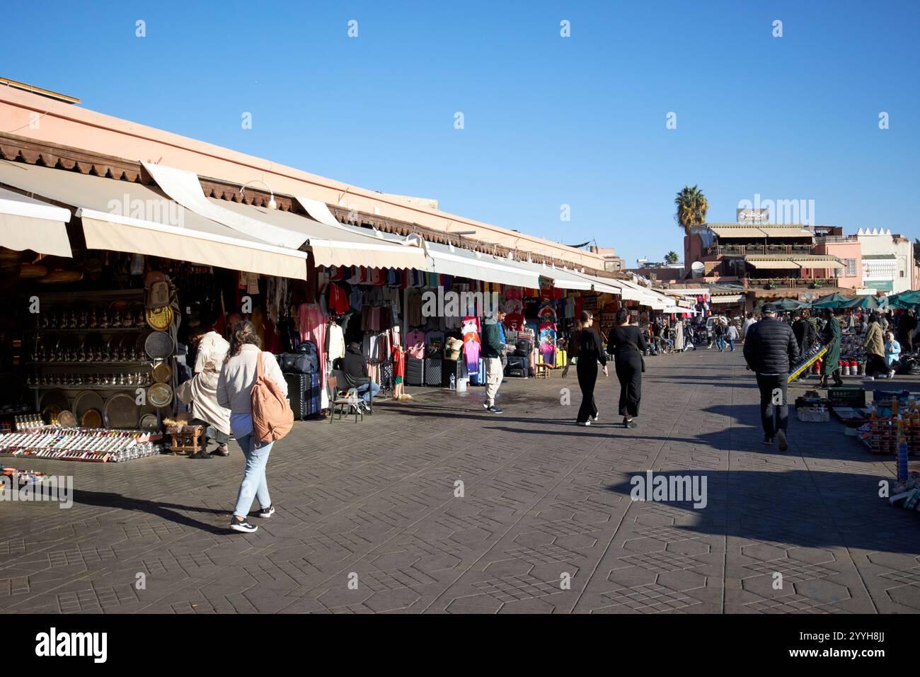bancarelle e negozi in piazza jemaa el fnaa la mattina a marrakech, marocco Foto Stock