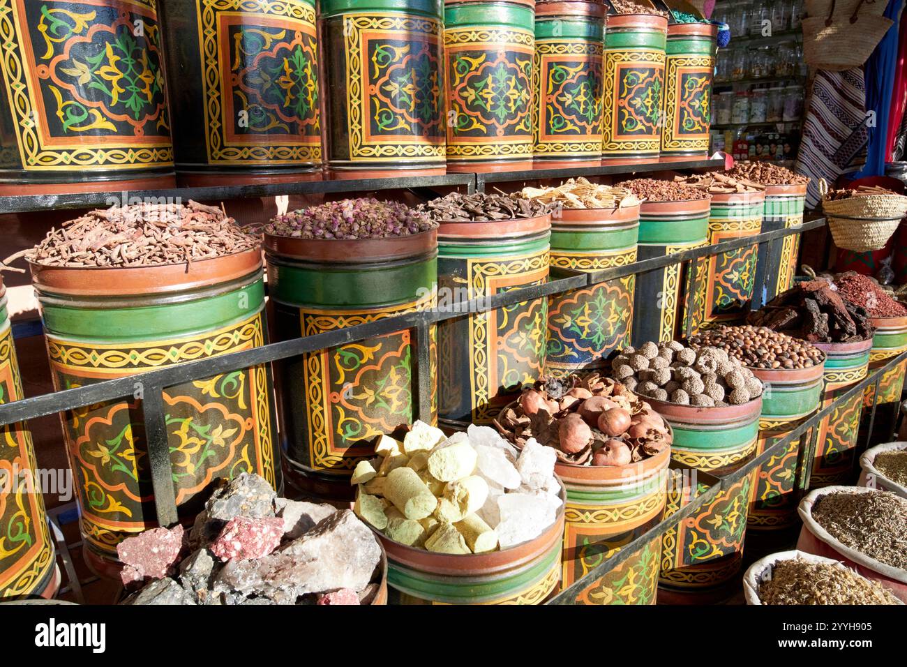 erbe secche frutta minerali spezie noci in vendita marrakech, marocco Foto Stock