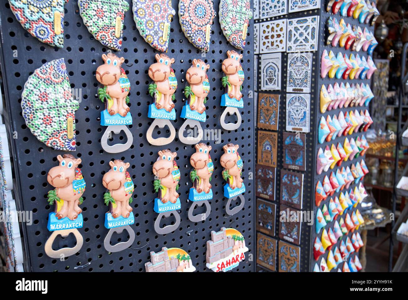 souvenir a basso costo in un negozio in piazza dei fabbri a marrakech, marocco Foto Stock