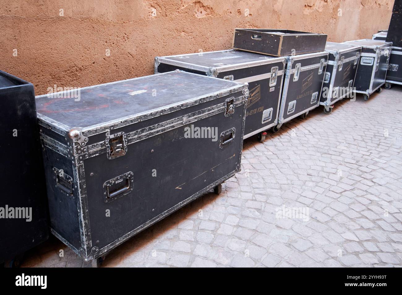valigette di volo contenenti apparecchiature di illuminazione e audio per le proiezioni del festival internazionale del cinema di marrakech al palazzo badi marrakech, marocco Foto Stock
