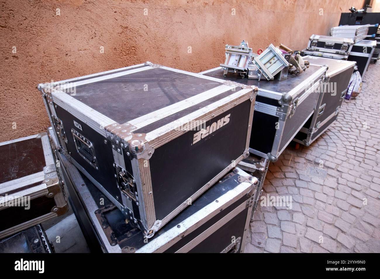 valigette di volo contenenti apparecchiature di illuminazione e audio per le proiezioni del festival internazionale del cinema di marrakech al palazzo badi marrakech, marocco Foto Stock