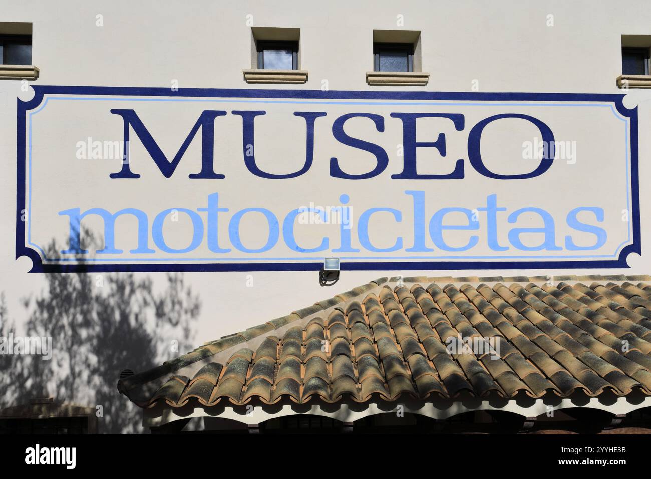 Vista del Museo dei veicoli storici vicino al villaggio di Guadalest, alla provincia di Valencia, alla Spagna e all'Europa Foto Stock