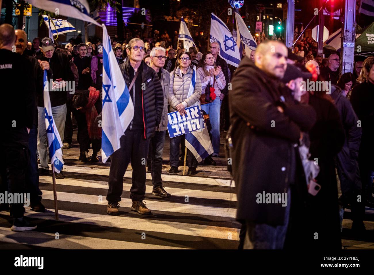 Una donna sta con un segno che recita in ebraico Ò siamo il MajorityÓ durante una protesta a Tel Aviv sabato 21 dicembre 2024. Sabato, migliaia di persone sono scese per le strade di Israele chiedendo all'attuale governo guidato dal primo ministro Benjamin Netanyahu di raggiungere un accordo con Hamas. Foto di Eyal Warshavsky. Foto Stock