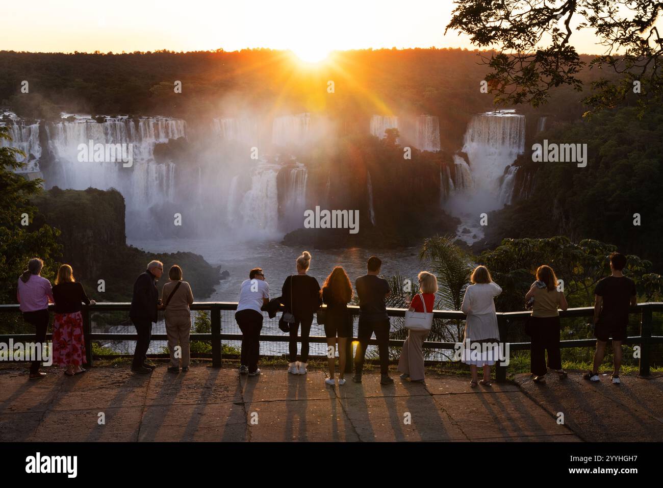 Tramonto sulle cascate dell'Iguazú; i turisti che guardano il bellissimo tramonto dal lato brasiliano delle cascate dell'Iguazú; il turismo brasiliano nel Parco nazionale delle cascate dell'Iguazú, in Brasile, viaggiano Foto Stock