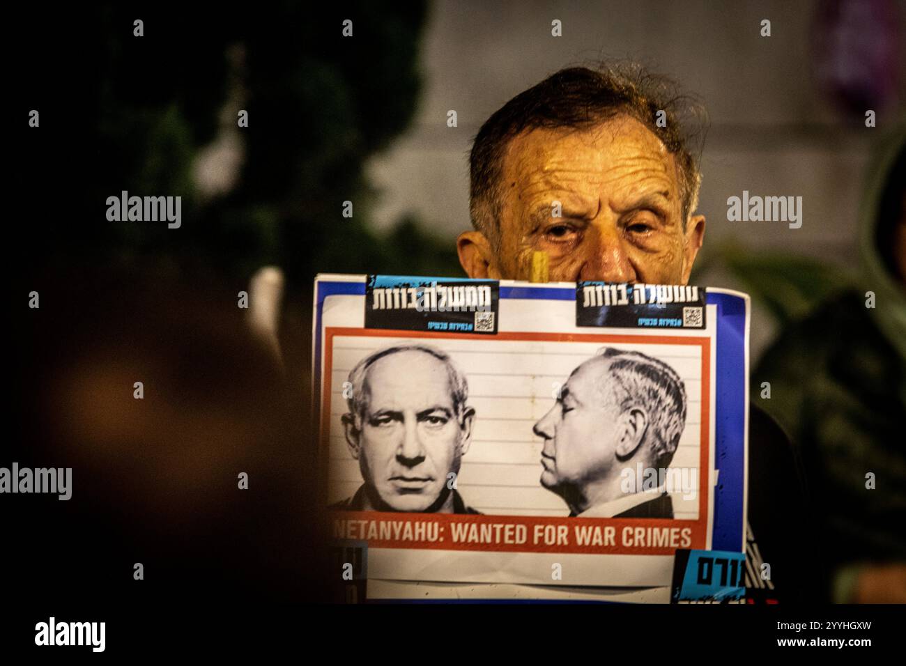 Un manifestante tiene un cartello che mostra il primo ministro israeliano Benjamin Netanyahu durante una protesta a Tel Aviv sabato 21 dicembre 2024. Sabato, migliaia di persone sono scese per le strade di Israele chiedendo all'attuale governo guidato dal primo ministro Benjamin Netanyahu di raggiungere un accordo con Hamas. Foto di Eyal Warshavsky. Foto Stock