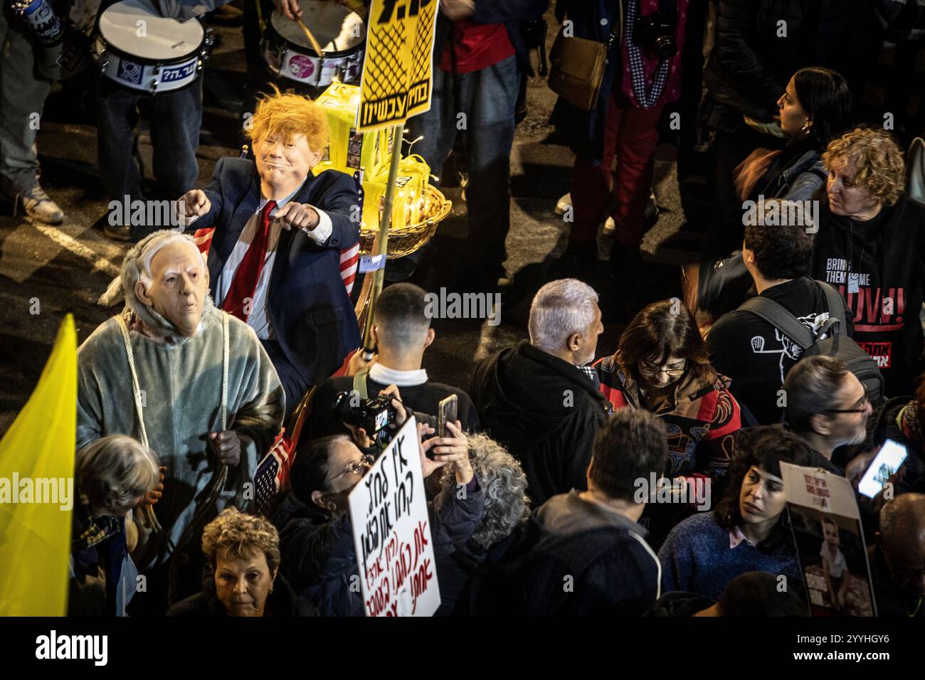 I manifestanti che indossano una maschera del presidente degli Stati Uniti Donald Trump e del primo ministro israeliano Benjamin Netanyahu, durante una protesta a Tel Aviv sabato 21 dicembre 2024. Sabato, migliaia di persone sono scese per le strade di Israele chiedendo all'attuale governo guidato dal primo ministro Benjamin Netanyahu di raggiungere un accordo con Hamas. Foto di Eyal Warshavsky. Foto Stock