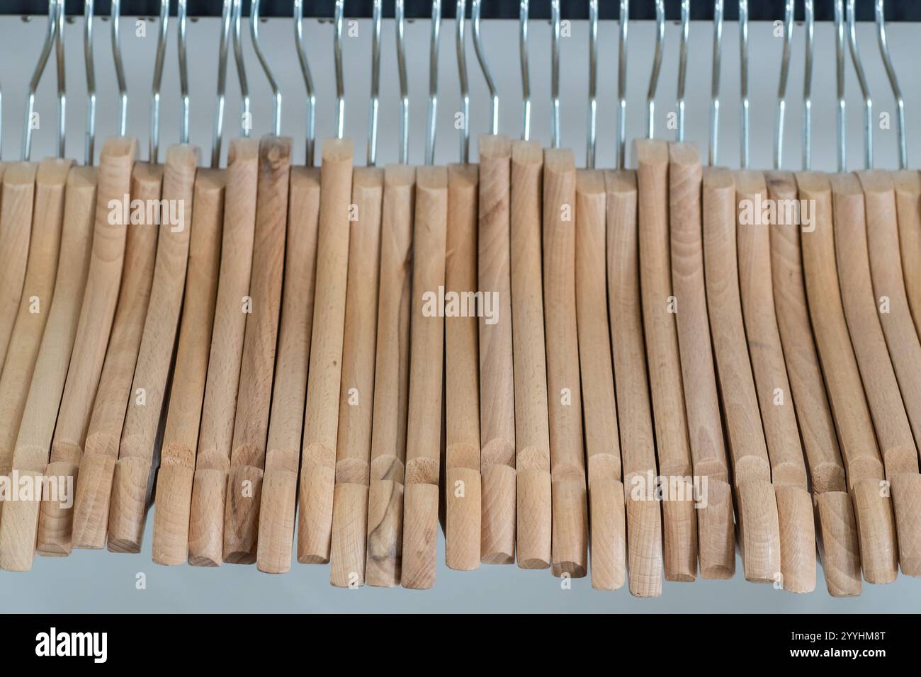 Appendiabiti in legno in fila su scaffale nel primo piano del negozio Foto Stock