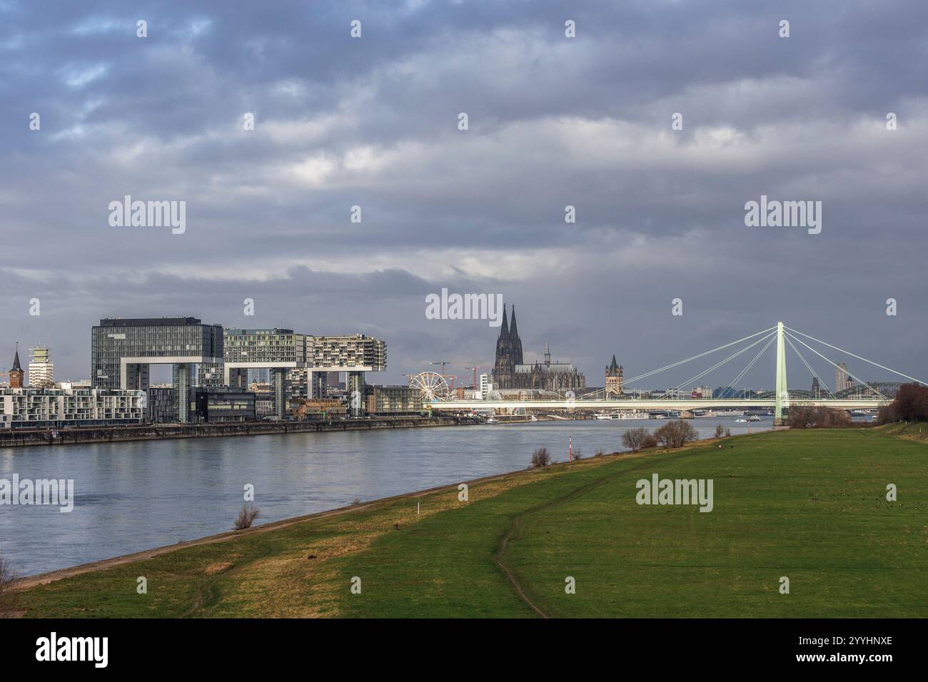 La passeggiata sul Reno nel porto di Rheinau, la cattedrale, il ponte Severins, Colonia, Germania. Die Rheinpromenade im Rheinauhafen, der Dom, severi Foto Stock