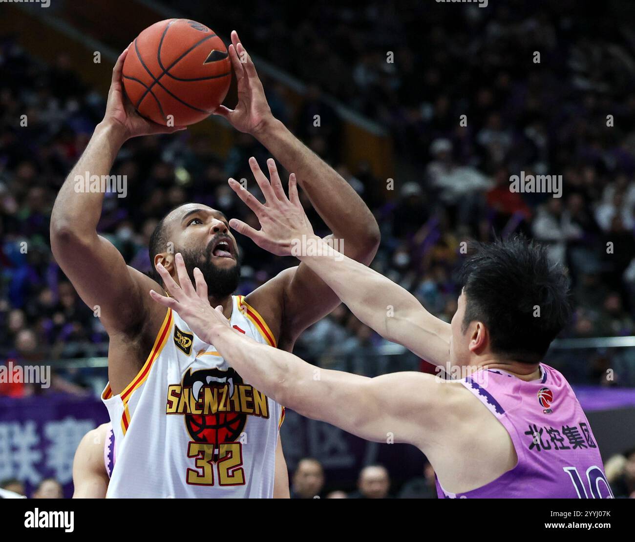 (241222) -- PECHINO, 22 dicembre 2024 (Xinhua) -- Trevor Thompson (L) dei Shenzhen Leopards spara durante una partita tra i Beijing Royal Fighters e gli Shenzhen Leopards alla stagione 2024-2025 della Chinese Basketball Association (CBA) League a Pechino, Cina, 22 dicembre 2024. (Xinhua/Luo Yuan) Foto Stock