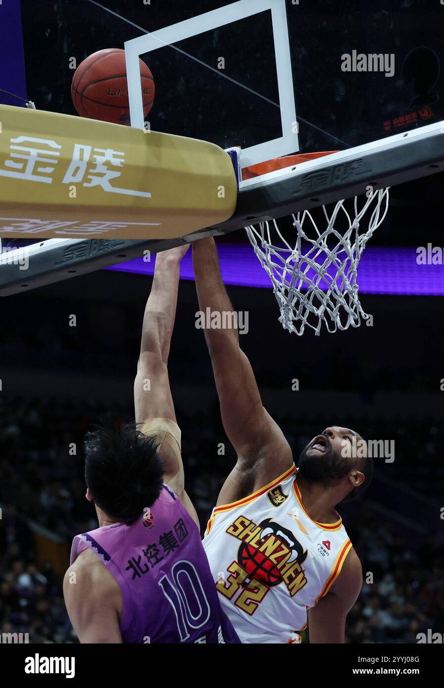 (241222) -- PECHINO, 22 dicembre 2024 (Xinhua) -- Trevor Thompson (R) dei Shenzhen Leopards va al basket durante una partita tra i Beijing Royal Fighters e gli Shenzhen Leopards alla stagione 2024-2025 della Chinese Basketball Association (CBA) League a Pechino, Cina, 22 dicembre 2024. (Xinhua/Luo Yuan) Foto Stock