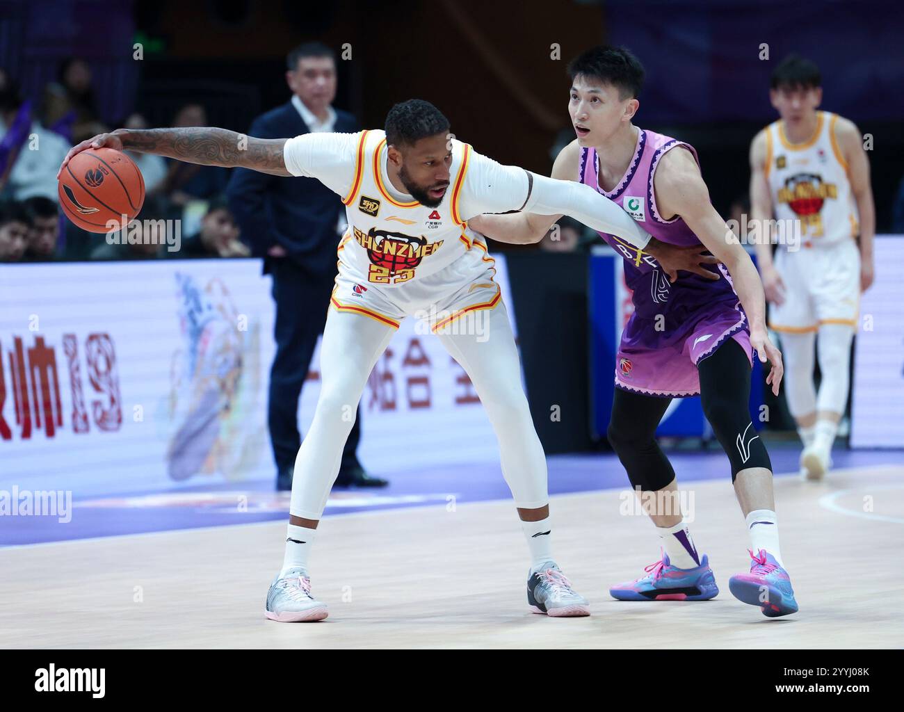 (241222) -- PECHINO, 22 dicembre 2024 (Xinhua) -- Clarence Weems (L) di Shenzhen Leopard gareggia durante una partita tra Beijing Royal Fighters e Shenzhen Leopards alla stagione 2024-2025 della Chinese Basketball Association (CBA) League a Pechino, Cina, 22 dicembre 2024. (Xinhua/Luo Yuan) Foto Stock