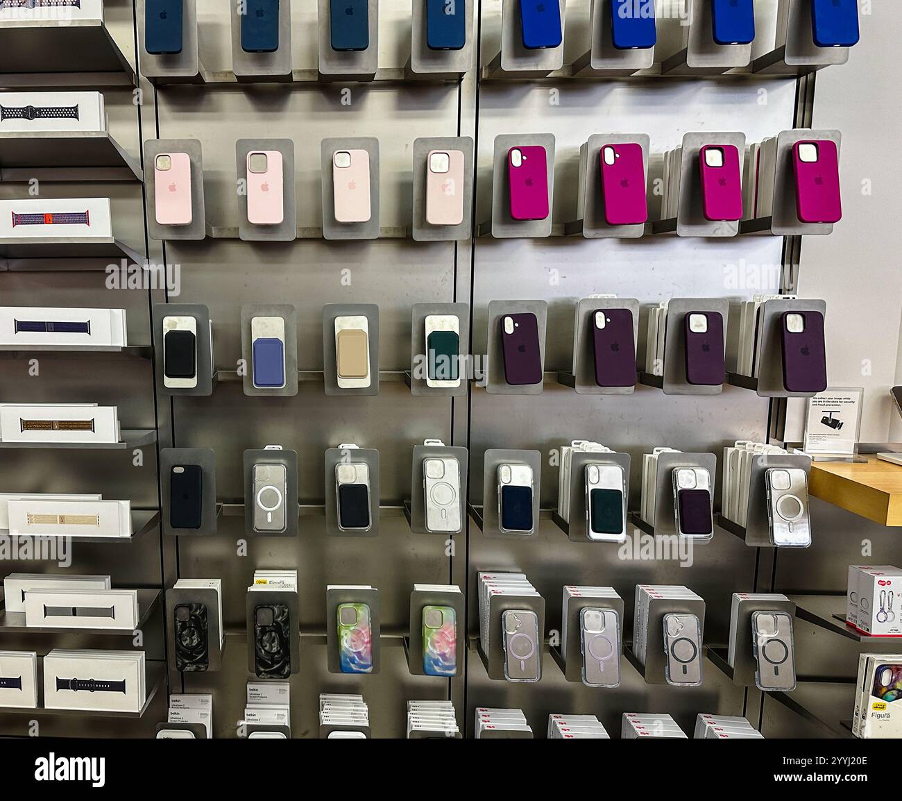 Selezione di custodie per iPhone in un Apple Store - Immagine stock catturata con smartphone