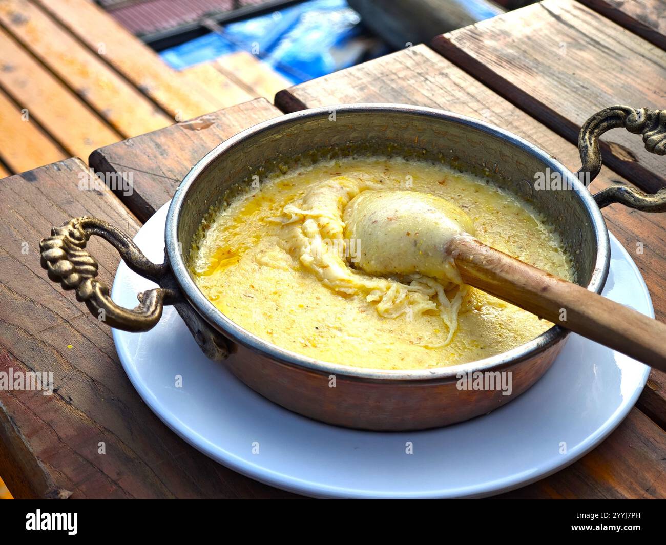 Il Kuymak o muhlama è un piatto tradizionale della regione del Mar Nero di Türkiye realizzato con formaggio fuso, burro e farina di mais, cucinato in una padella di ferro Foto Stock