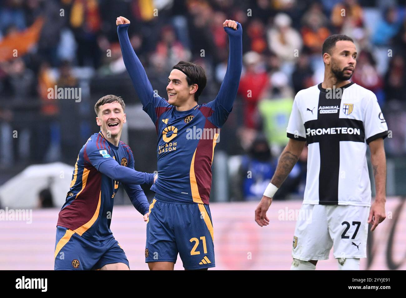 Paulo Dybala di A.S. Roma festeggia dopo aver segnato il gol per farne 3-0 durante la 17a giornata del Campionato di serie A tra A.S. Roma e Parma calcio 1913 allo Stadio Olimpico il 22 dicembre 2024 a Roma. Foto Stock