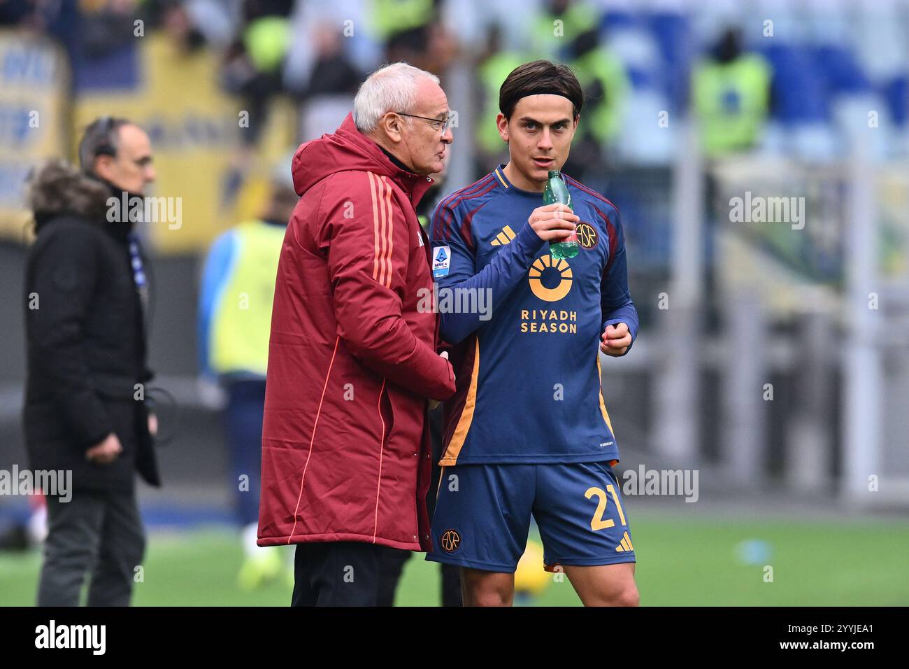 Paulo Dybala di A.S. Roma festeggia dopo aver segnato il gol per farne 3-0 durante la 17a giornata del Campionato di serie A tra A.S. Roma e Parma calcio 1913 allo Stadio Olimpico il 22 dicembre 2024 a Roma. Foto Stock