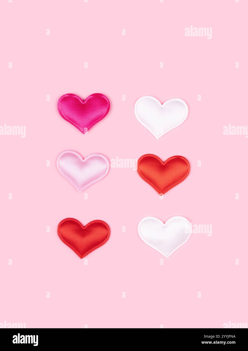 Segni di punteggiatura realizzati con cuori lucidi dell'atlante isolati su sfondo rosa pieno. Amo il concetto dell'alfabeto. Diversi segni di punteggiatura del set di cuore Foto Stock